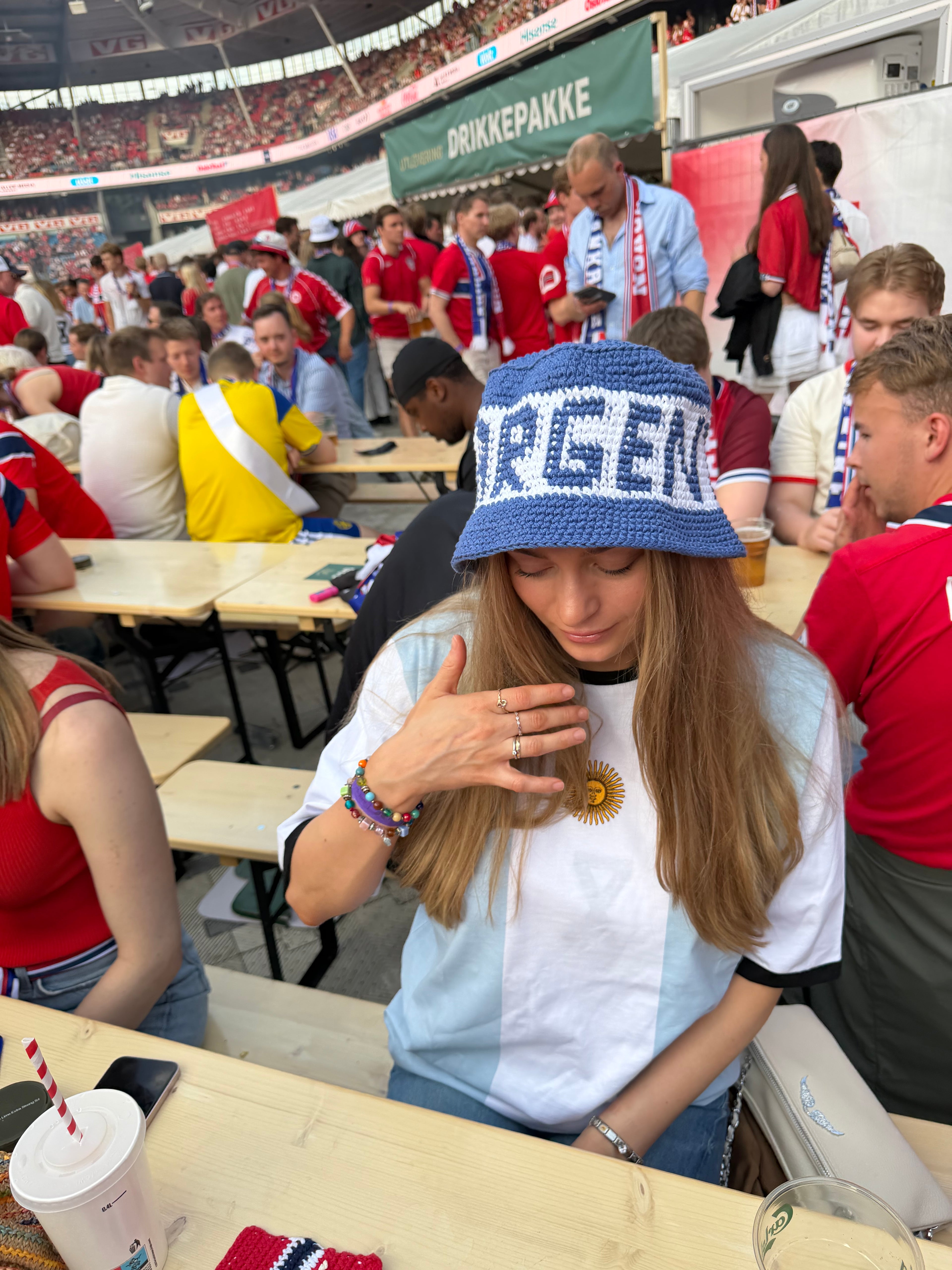 Argentina bøttehatt fotball VM (OPPSKRIFT + GARNPAKKE)