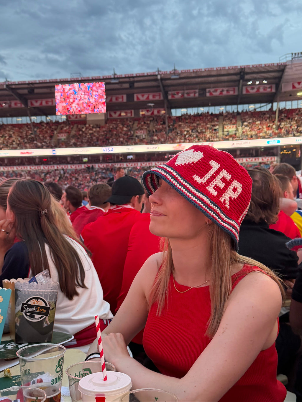 Vi <3 jer Bøttehatt fotball VM (OPPSKRIFT + GARNPAKKE)