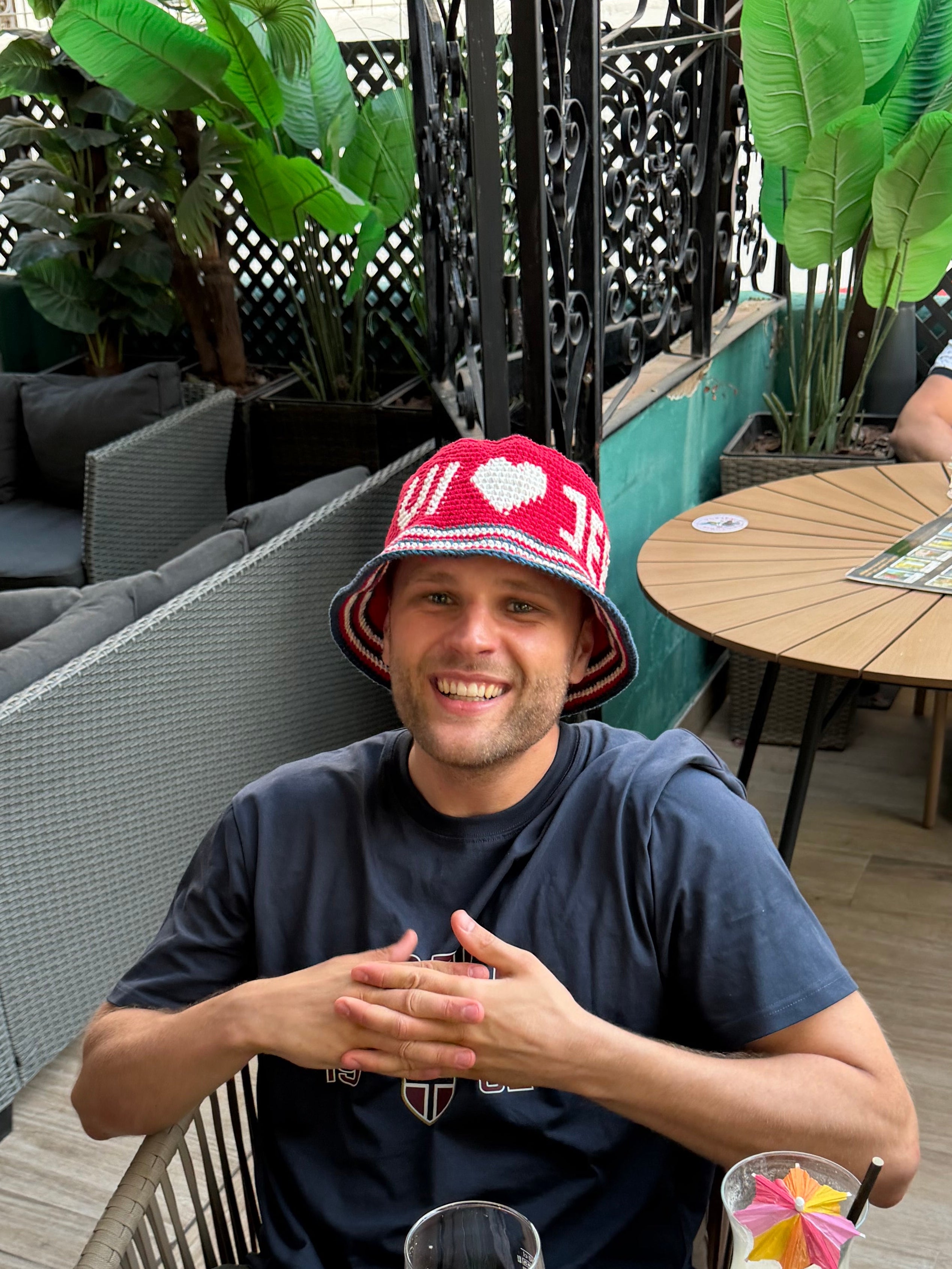 Danmark <3 Norge bøttehatt (hekleoppskrift)