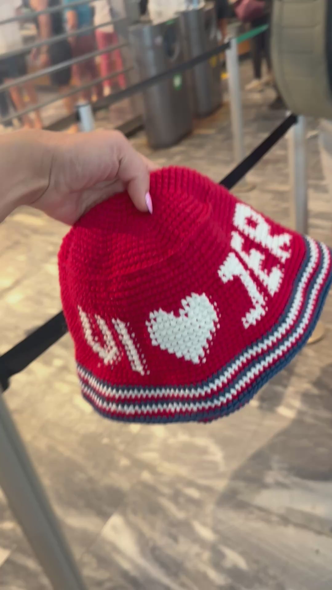 Danmark <3 Norge bøttehatt (hekleoppskrift)